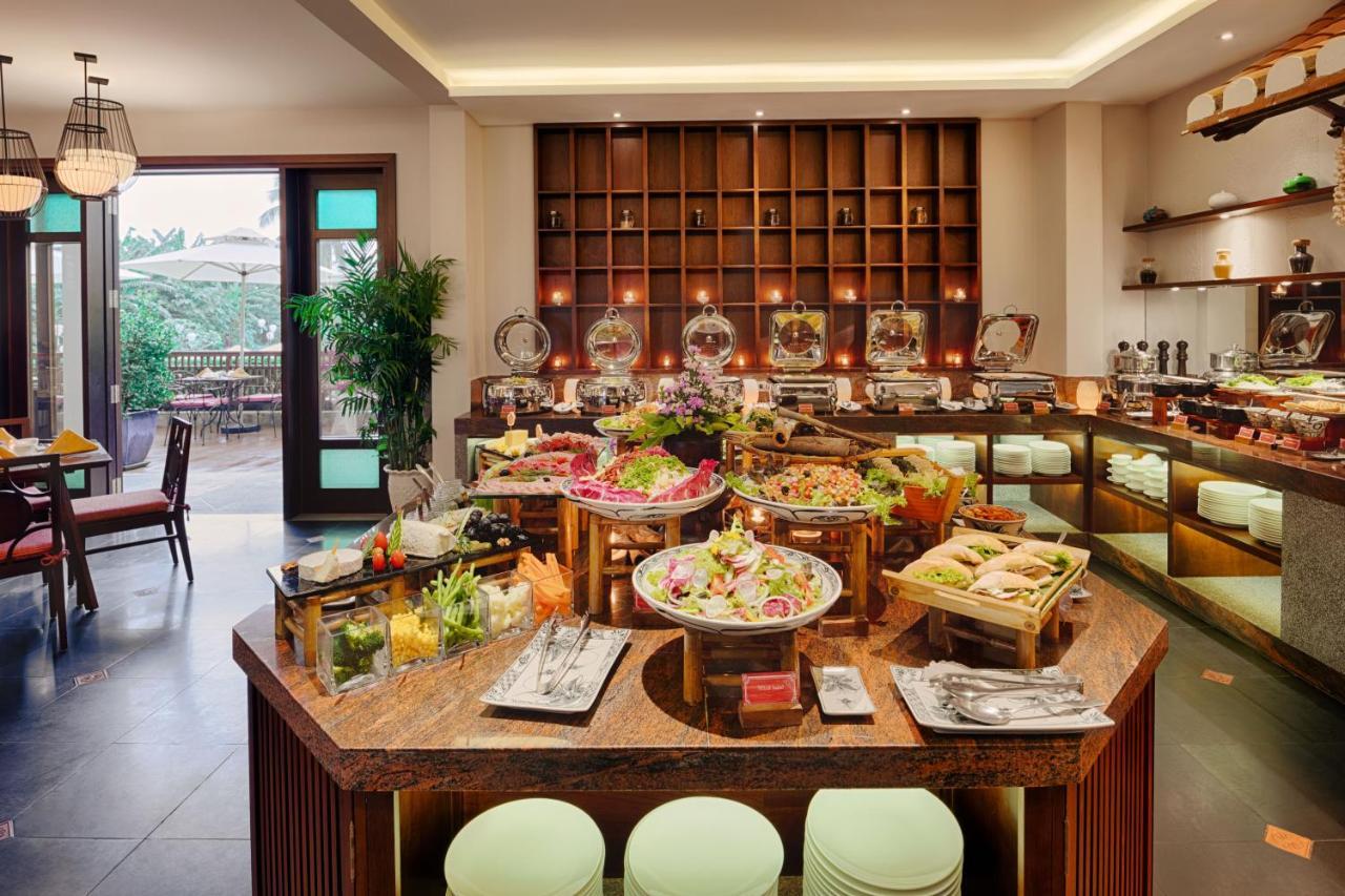 Rivertown Hoi An Resort & Spa Exterior foto A buffet at a hotel