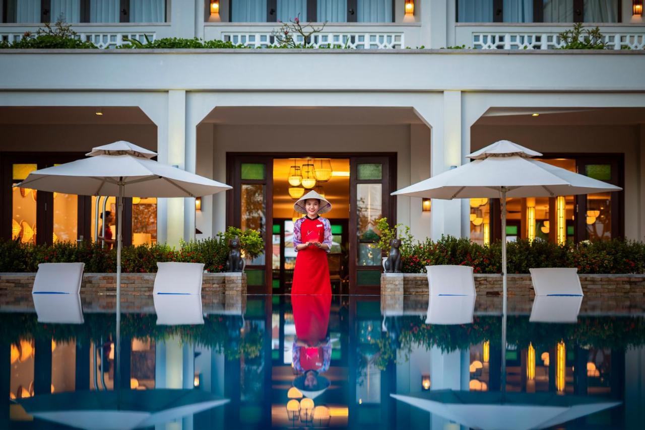 Rivertown Hoi An Resort & Spa Exterior foto A Vietnamese woman in traditional dress