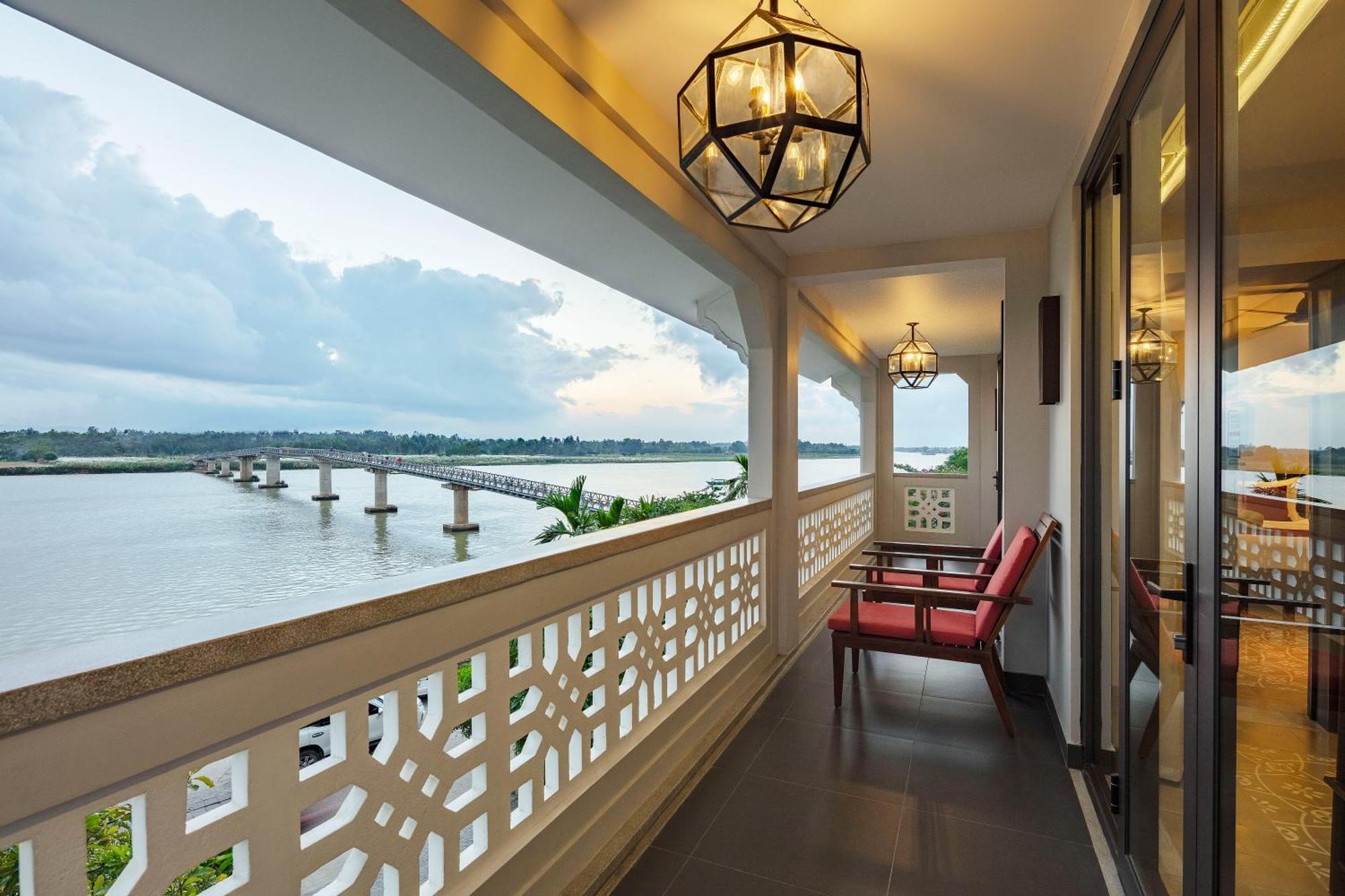Rivertown Hoi An Resort & Spa Exterior foto A balcony at the hotel