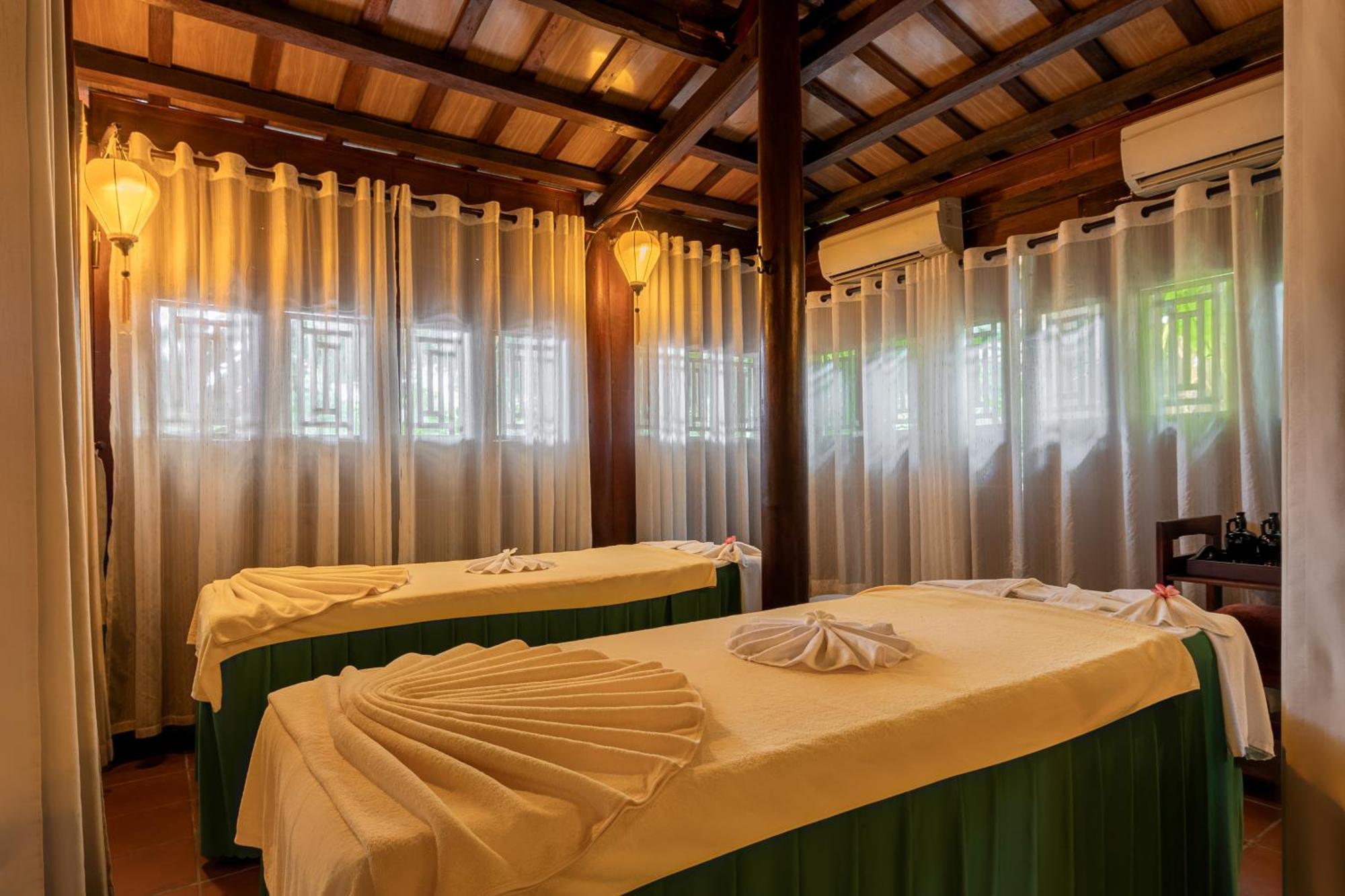 Rivertown Hoi An Resort & Spa Exterior foto A massage room at a spa in Vietnam