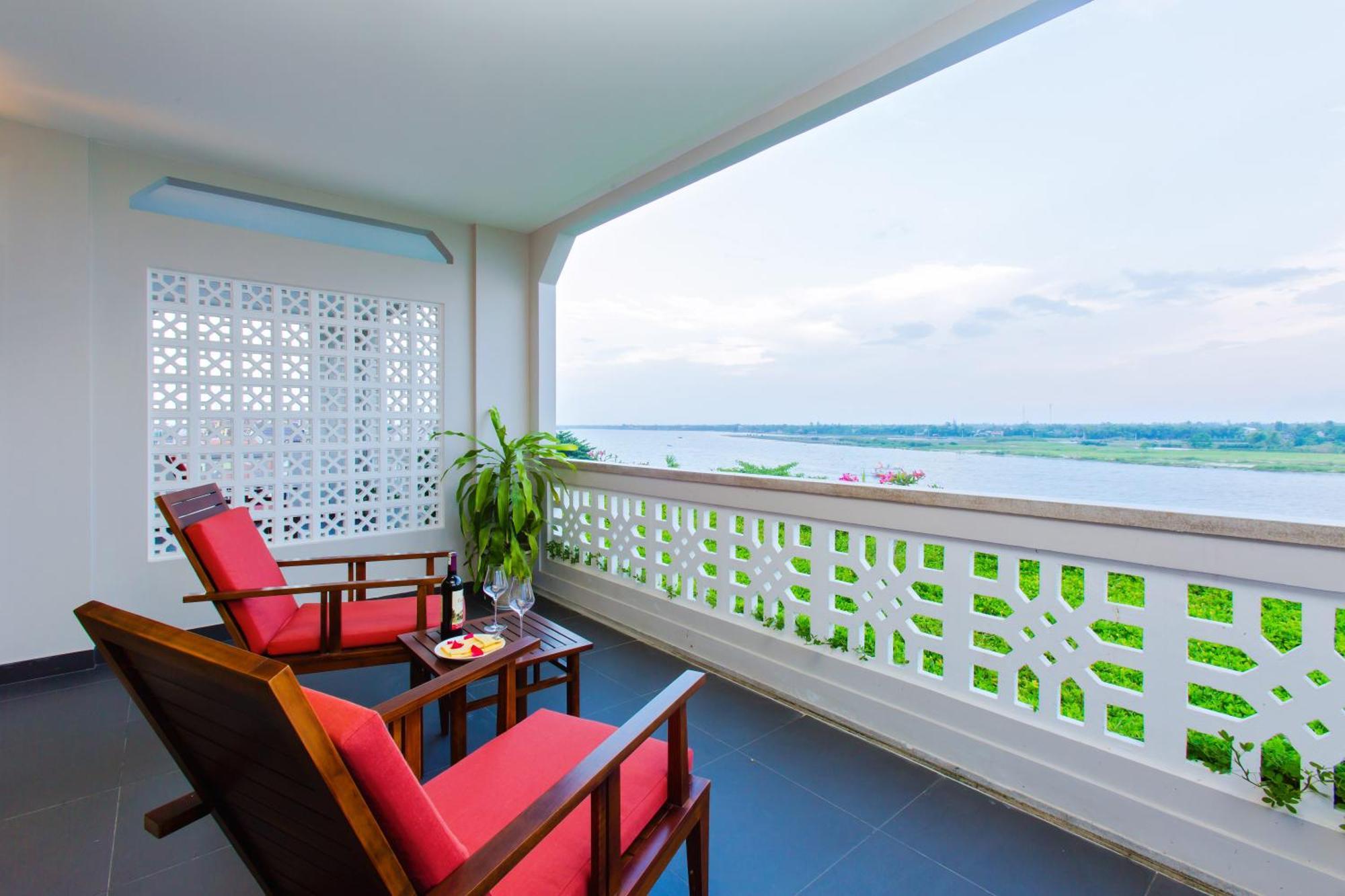 Rivertown Hoi An Resort & Spa Exterior foto A balcony at the hotel